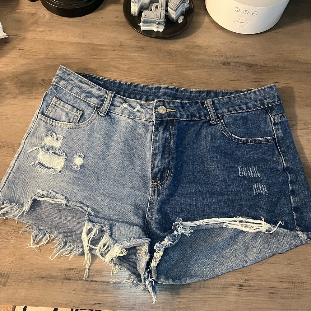 SHEIN Two-Tone Jean Shorts Distressed Frayed Hem
